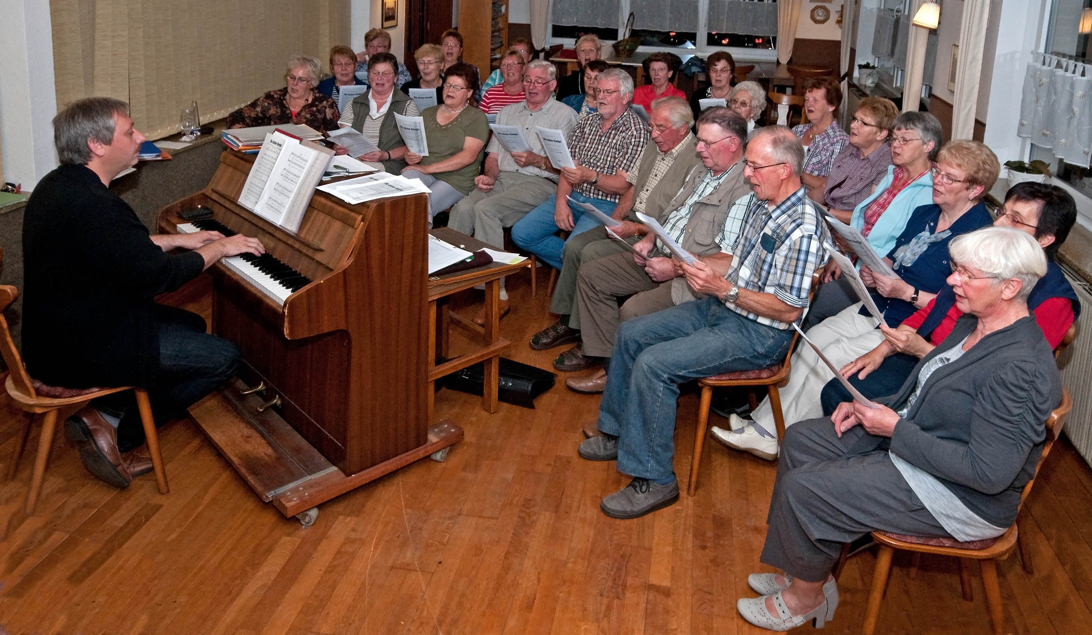 Chorprobe mit unserem Chorleiter Heere Wurpts